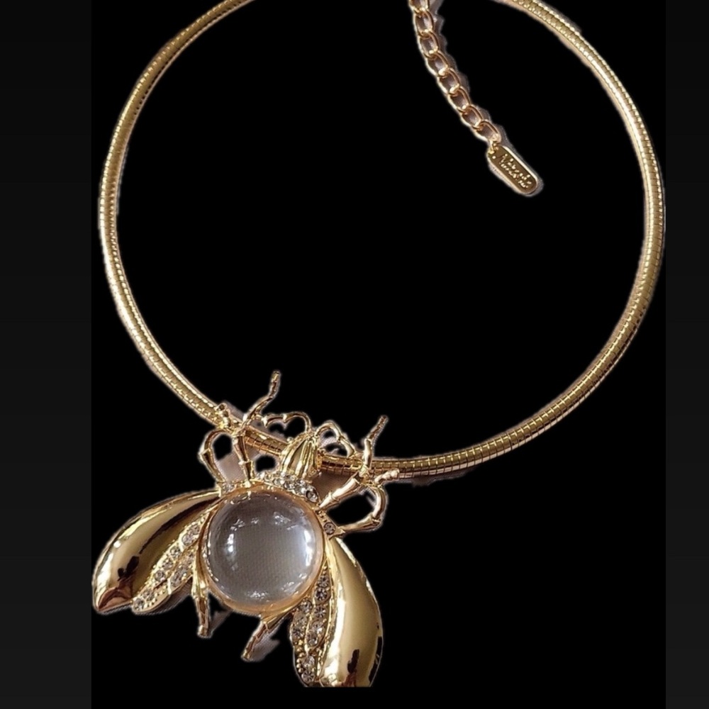 NWT ⚜️🤍⚜️ Natasha Gorgeous Bee Pendant Statement Necklace - Picture 5 of 12